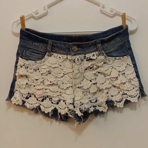 No boundaries denim shorts zipper/button up. Lace apron on front. Size 5 - Picture 1 of 6
